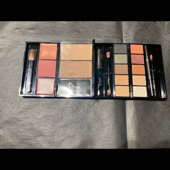 Makeover essentials bundle - Picture 10 of 14